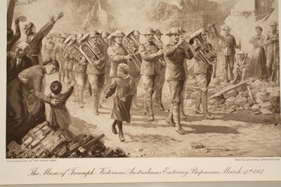 La Musica del Trionfo: Australiani Vittoriosi Entrano a Bapaume, 17 marzo 1917, 1917-19 da Charles Mills Sheldon